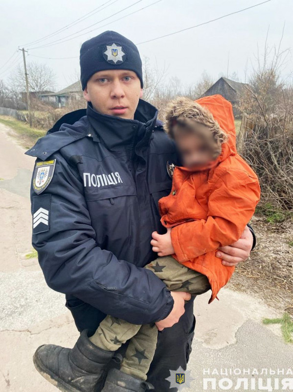 Пошуки тривали усю ніч: поліцейські Чернігівщини розшукали зниклого 3-річного хлопчика (Фото)
