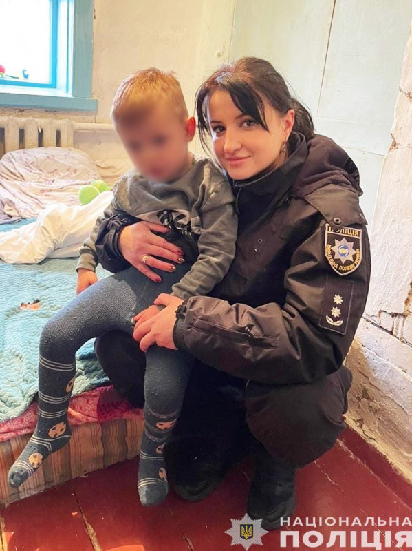 Пошуки тривали усю ніч: поліцейські Чернігівщини розшукали зниклого 3-річного хлопчика (Фото)