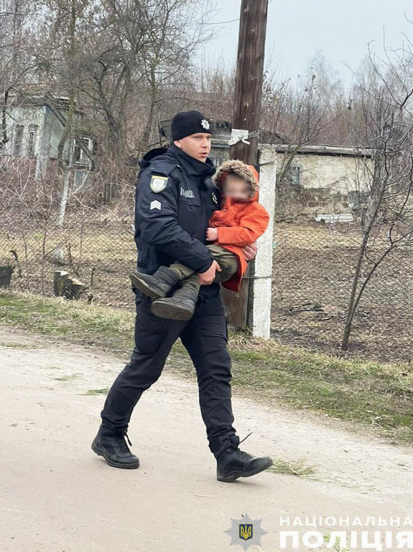 Пошуки тривали усю ніч: поліцейські Чернігівщини розшукали зниклого 3-річного хлопчика (Фото)