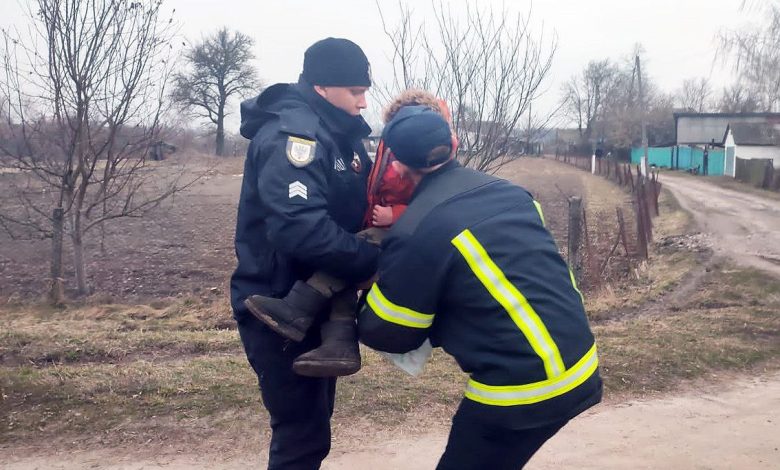 Пошуки тривали усю ніч: поліцейські Чернігівщини розшукали зниклого 3-річного хлопчика (Фото)