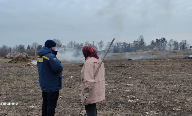 Рятувальники попереджають жителів області про штрафи за спалювання трави