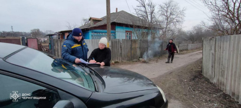 Рятувальники попереджають жителів області про штрафи за спалювання трави