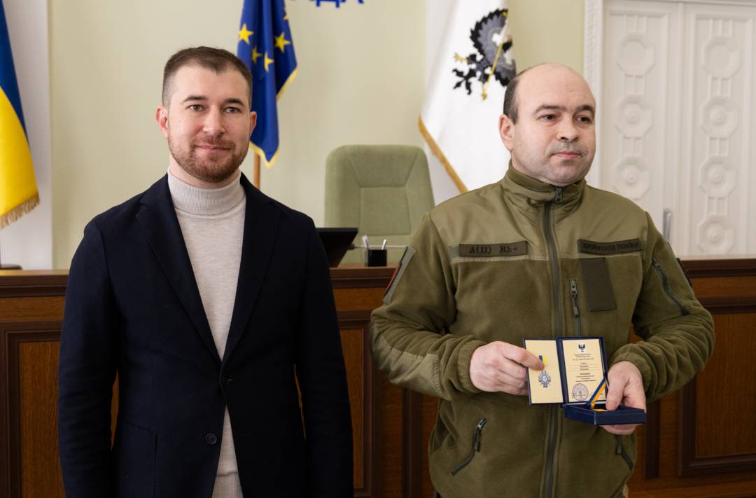 Сертифікат на 10 млн грн та вручення відзнак «За оборону Чернігова»: Олександр Ломако зустрівся з військовими Сил ТрО
