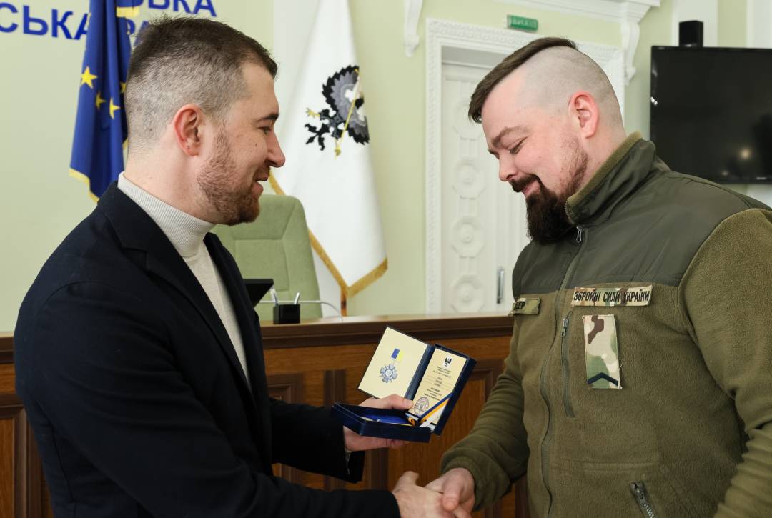 Сертифікат на 10 млн грн та вручення відзнак «За оборону Чернігова»: Олександр Ломако зустрівся з військовими Сил ТрО