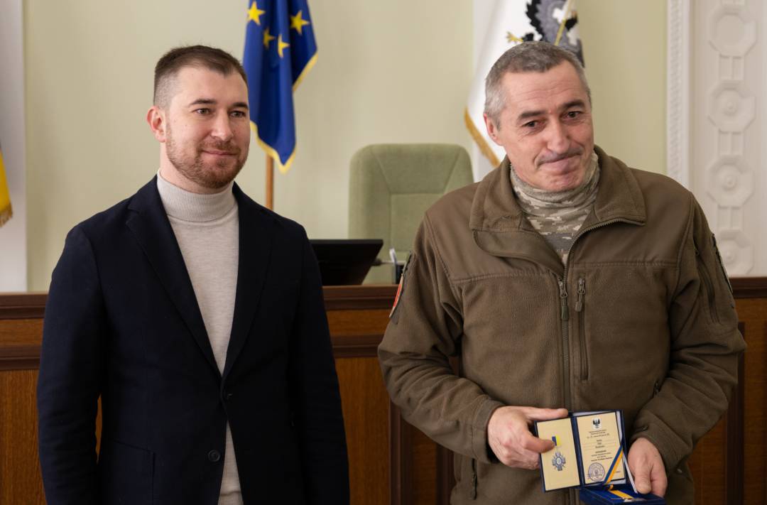 Сертифікат на 10 млн грн та вручення відзнак «За оборону Чернігова»: Олександр Ломако зустрівся з військовими Сил ТрО