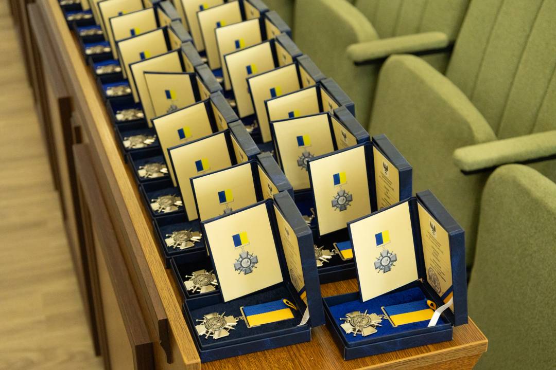 Сертифікат на 10 млн грн та вручення відзнак «За оборону Чернігова»: Олександр Ломако зустрівся з військовими Сил ТрО