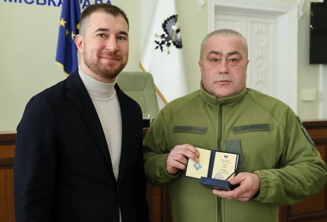 Сертифікат на 10 млн грн та вручення відзнак «За оборону Чернігова»: Олександр Ломако зустрівся з військовими Сил ТрО