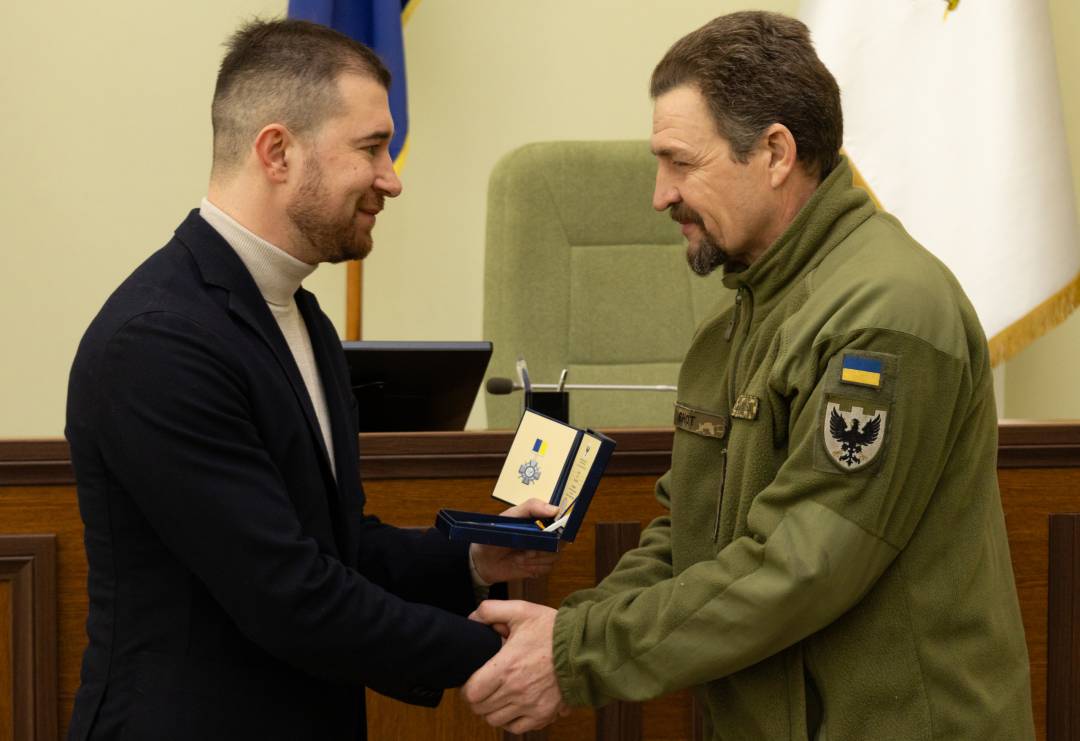 Сертифікат на 10 млн грн та вручення відзнак «За оборону Чернігова»: Олександр Ломако зустрівся з військовими Сил ТрО
