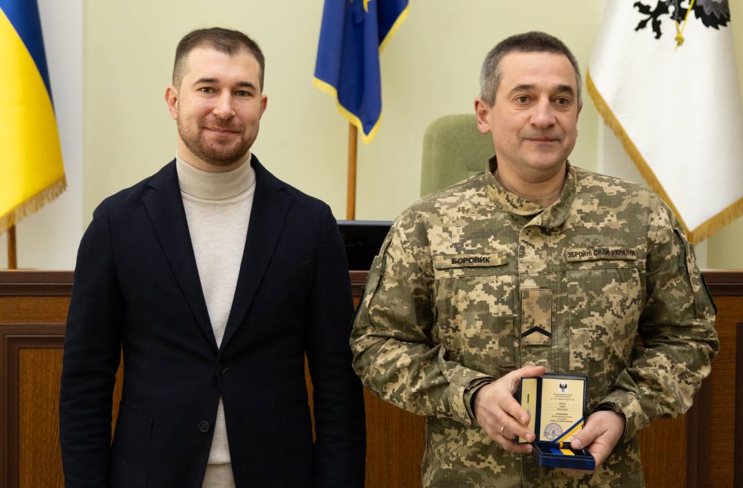 Сертифікат на 10 млн грн та вручення відзнак «За оборону Чернігова»: Олександр Ломако зустрівся з військовими Сил ТрО