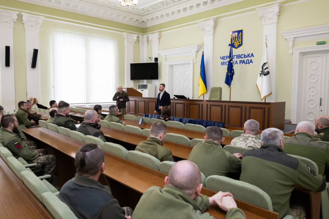 Сертифікат на 10 млн грн та вручення відзнак «За оборону Чернігова»: Олександр Ломако зустрівся з військовими Сил ТрО