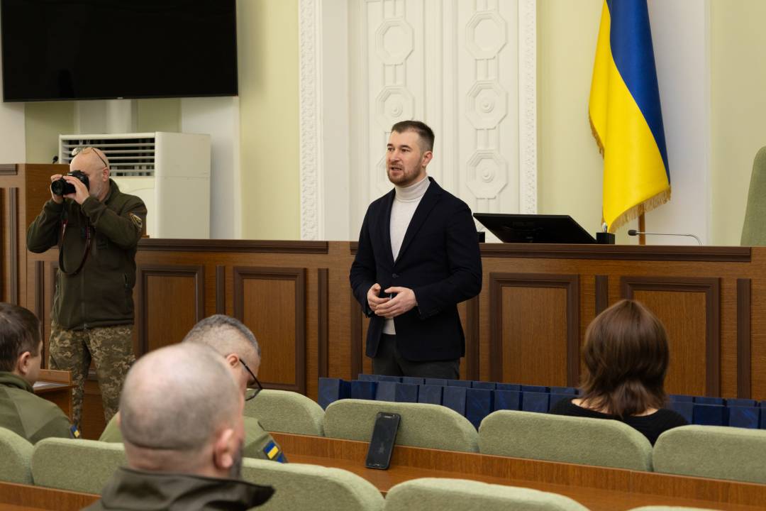 Сертифікат на 10 млн грн та вручення відзнак «За оборону Чернігова»: Олександр Ломако зустрівся з військовими Сил ТрО