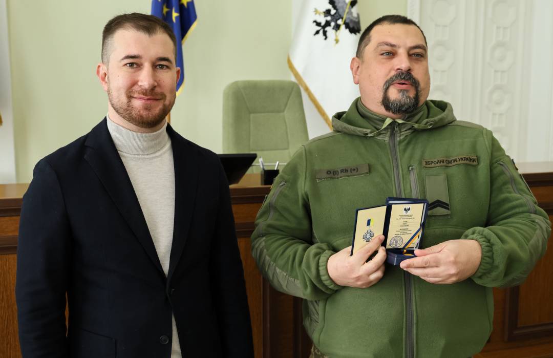 Сертифікат на 10 млн грн та вручення відзнак «За оборону Чернігова»: Олександр Ломако зустрівся з військовими Сил ТрО