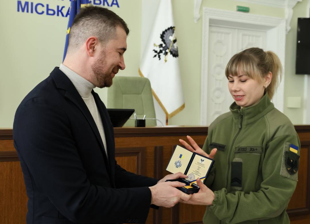 Сертифікат на 10 млн грн та вручення відзнак «За оборону Чернігова»: Олександр Ломако зустрівся з військовими Сил ТрО