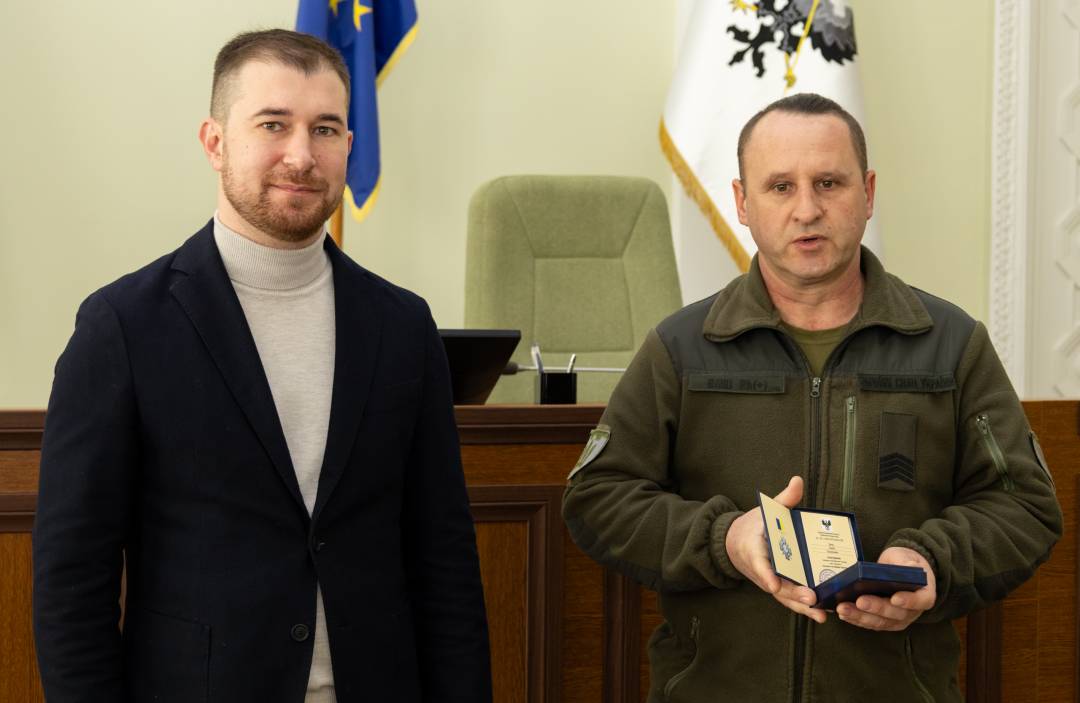 Сертифікат на 10 млн грн та вручення відзнак «За оборону Чернігова»: Олександр Ломако зустрівся з військовими Сил ТрО