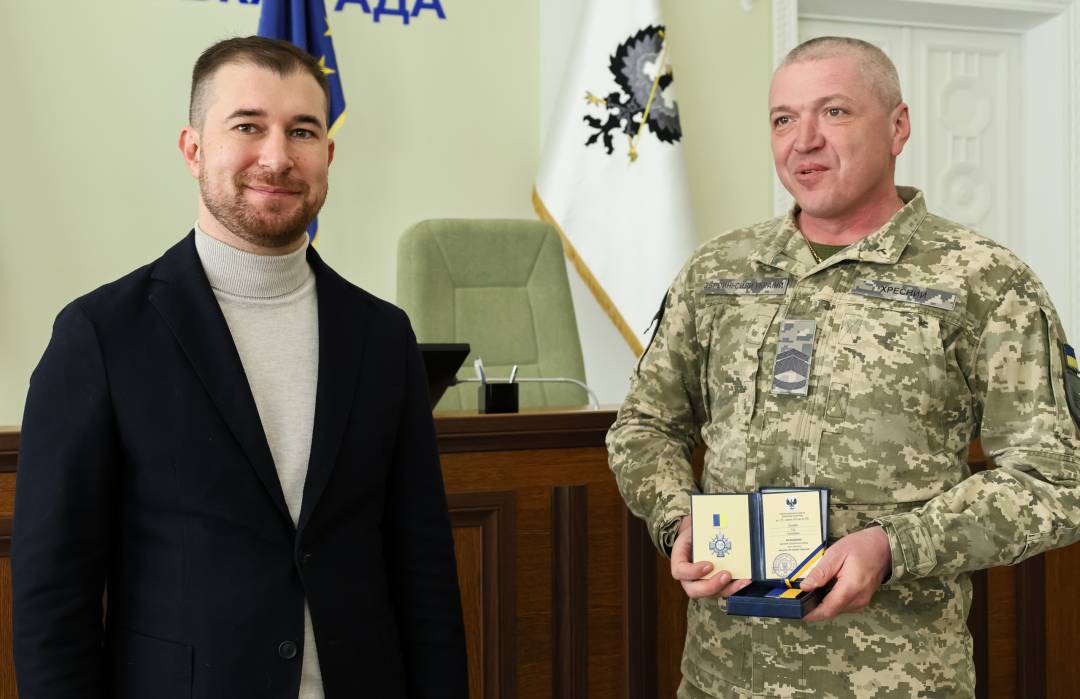 Сертифікат на 10 млн грн та вручення відзнак «За оборону Чернігова»: Олександр Ломако зустрівся з військовими Сил ТрО