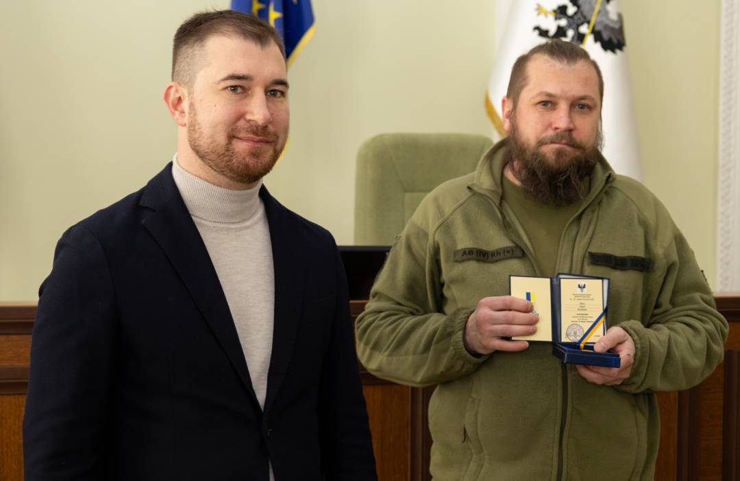 Сертифікат на 10 млн грн та вручення відзнак «За оборону Чернігова»: Олександр Ломако зустрівся з військовими Сил ТрО