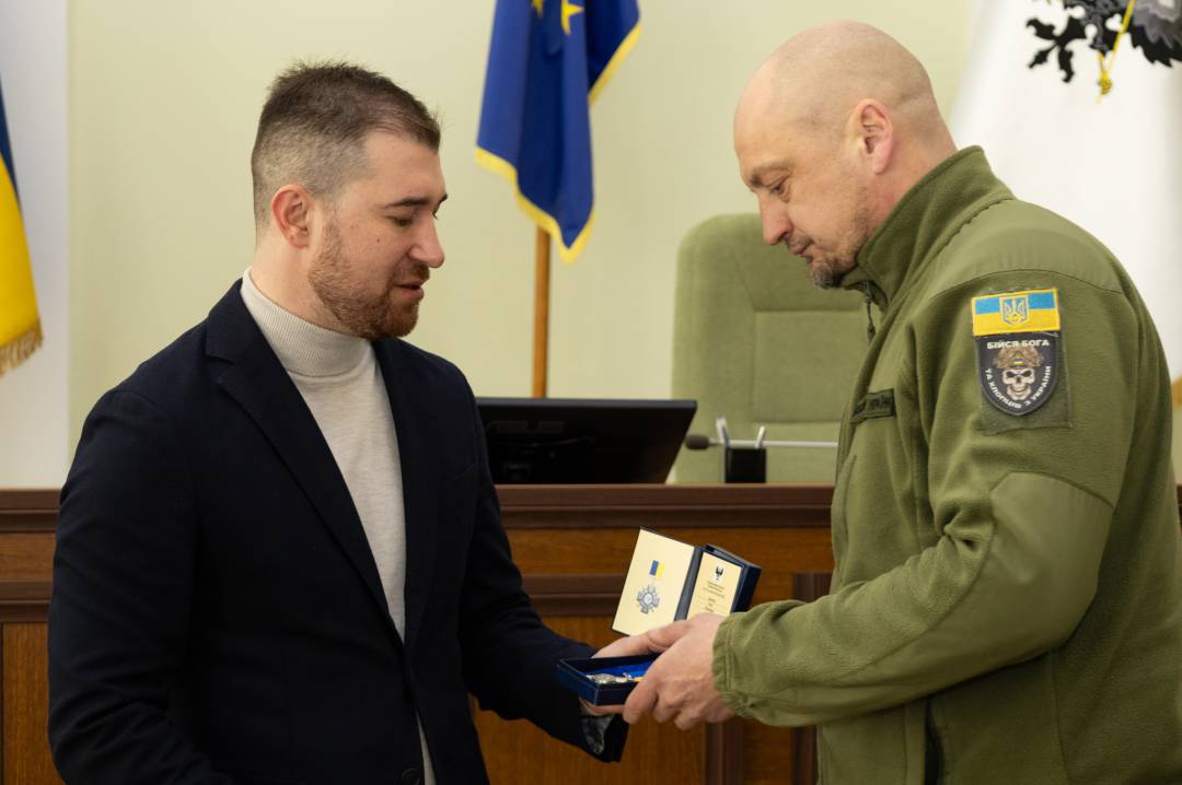 Сертифікат на 10 млн грн та вручення відзнак «За оборону Чернігова»: Олександр Ломако зустрівся з військовими Сил ТрО