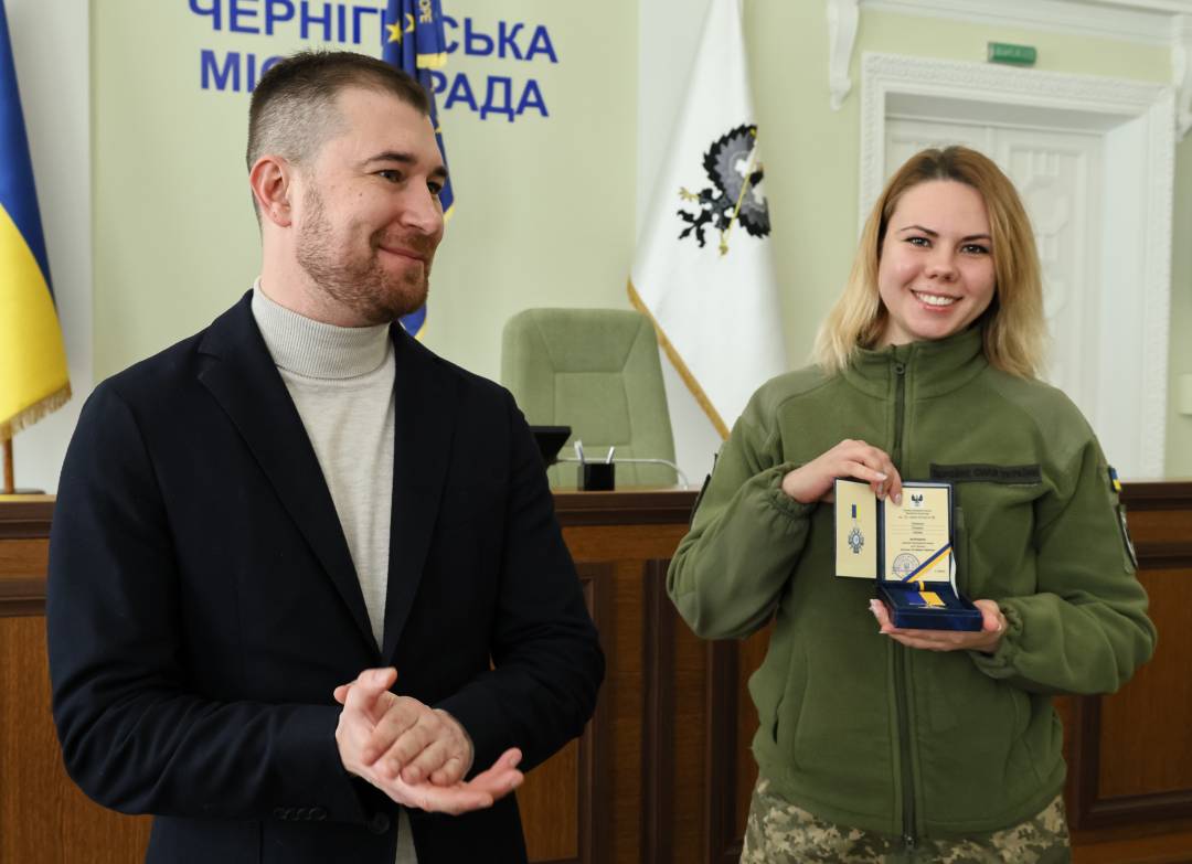 Сертифікат на 10 млн грн та вручення відзнак «За оборону Чернігова»: Олександр Ломако зустрівся з військовими Сил ТрО