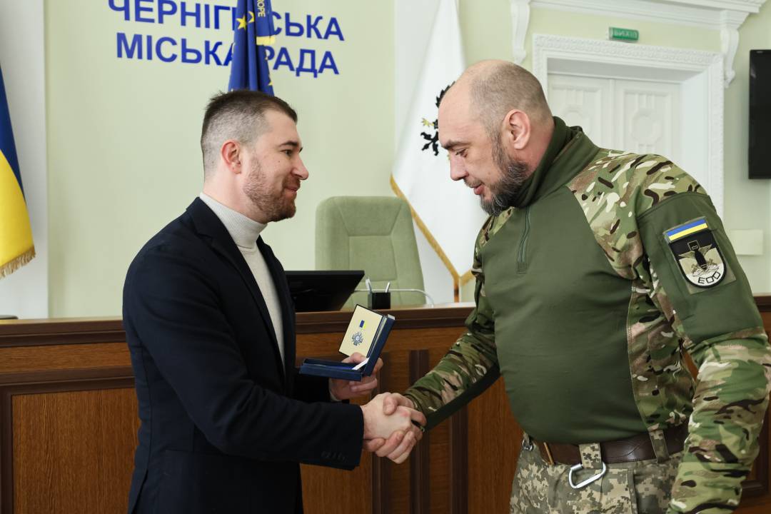 Сертифікат на 10 млн грн та вручення відзнак «За оборону Чернігова»: Олександр Ломако зустрівся з військовими Сил ТрО