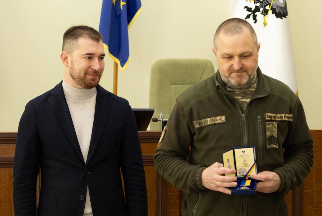 Сертифікат на 10 млн грн та вручення відзнак «За оборону Чернігова»: Олександр Ломако зустрівся з військовими Сил ТрО