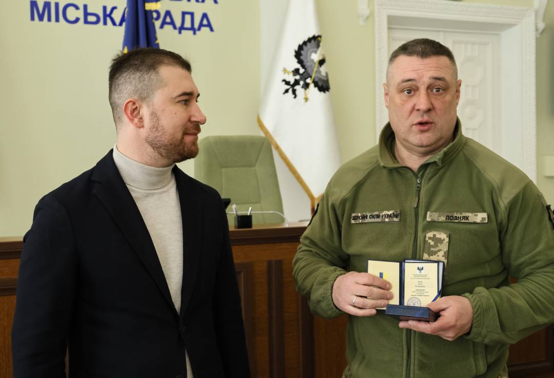 Сертифікат на 10 млн грн та вручення відзнак «За оборону Чернігова»: Олександр Ломако зустрівся з військовими Сил ТрО