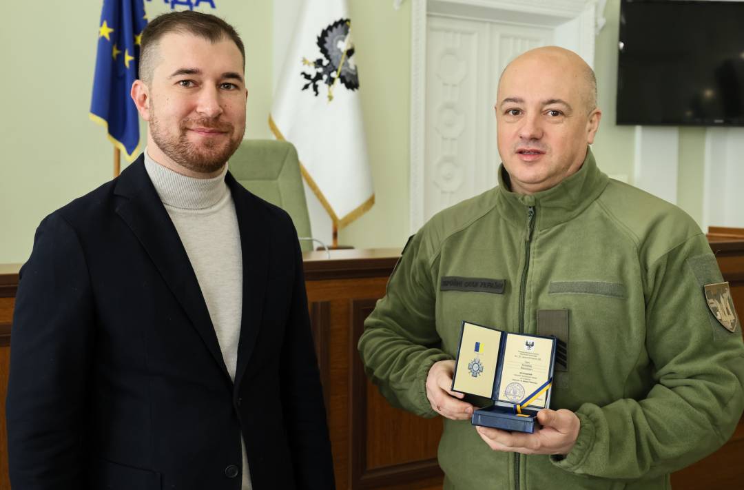 Сертифікат на 10 млн грн та вручення відзнак «За оборону Чернігова»: Олександр Ломако зустрівся з військовими Сил ТрО