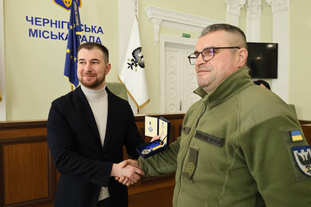 Сертифікат на 10 млн грн та вручення відзнак «За оборону Чернігова»: Олександр Ломако зустрівся з військовими Сил ТрО