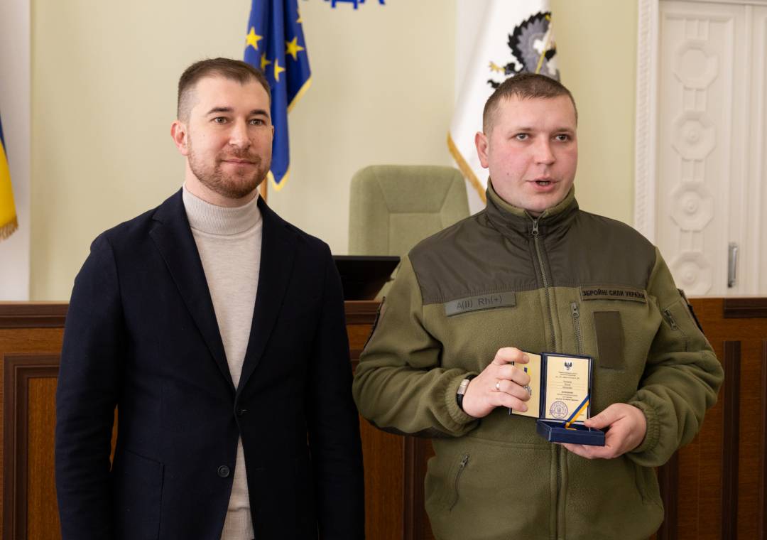 Сертифікат на 10 млн грн та вручення відзнак «За оборону Чернігова»: Олександр Ломако зустрівся з військовими Сил ТрО