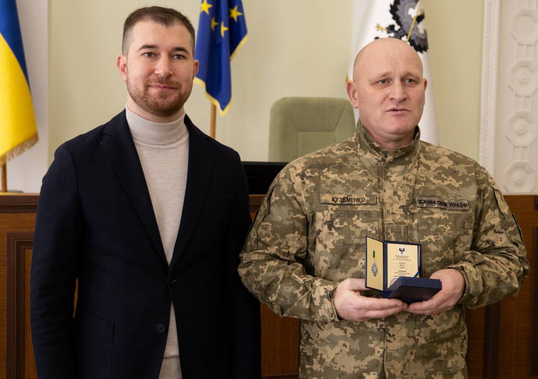 Сертифікат на 10 млн грн та вручення відзнак «За оборону Чернігова»: Олександр Ломако зустрівся з військовими Сил ТрО