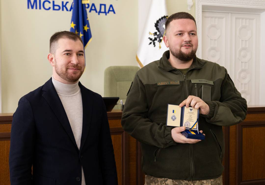 Сертифікат на 10 млн грн та вручення відзнак «За оборону Чернігова»: Олександр Ломако зустрівся з військовими Сил ТрО