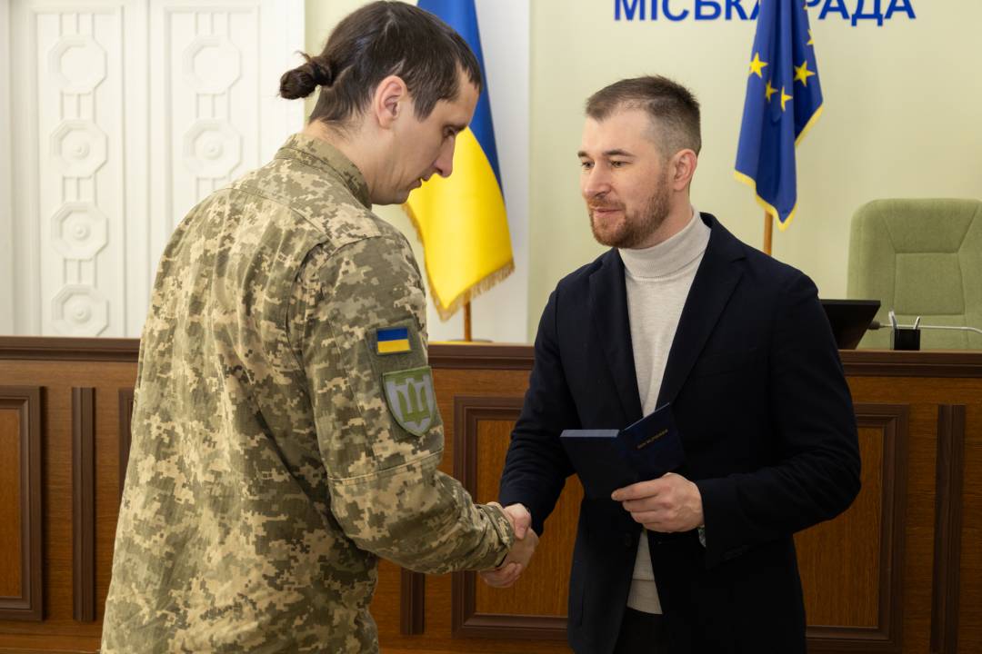 Сертифікат на 10 млн грн та вручення відзнак «За оборону Чернігова»: Олександр Ломако зустрівся з військовими Сил ТрО