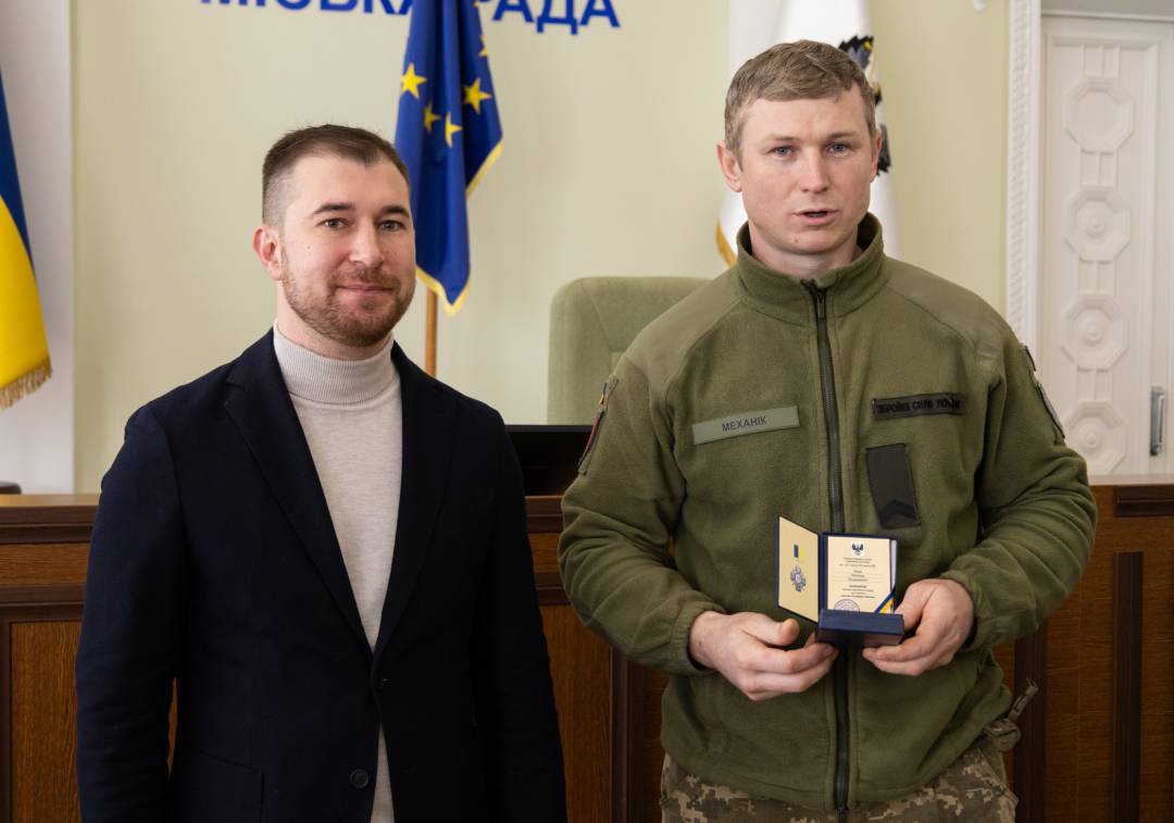 Сертифікат на 10 млн грн та вручення відзнак «За оборону Чернігова»: Олександр Ломако зустрівся з військовими Сил ТрО