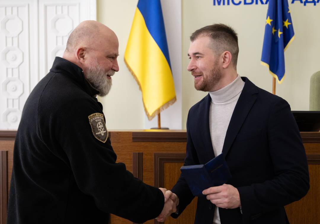 Сертифікат на 10 млн грн та вручення відзнак «За оборону Чернігова»: Олександр Ломако зустрівся з військовими Сил ТрО