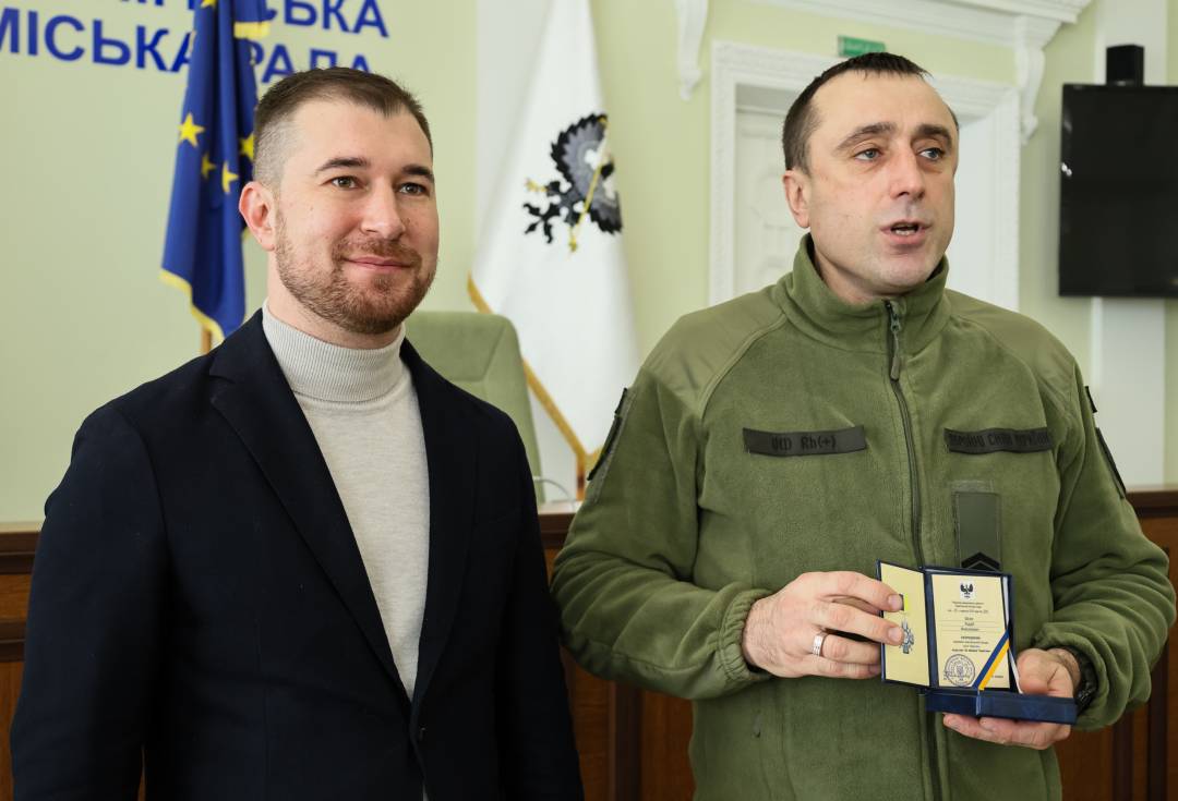 Сертифікат на 10 млн грн та вручення відзнак «За оборону Чернігова»: Олександр Ломако зустрівся з військовими Сил ТрО