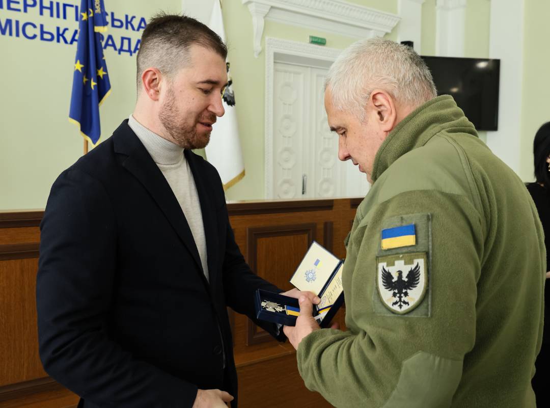 Сертифікат на 10 млн грн та вручення відзнак «За оборону Чернігова»: Олександр Ломако зустрівся з військовими Сил ТрО