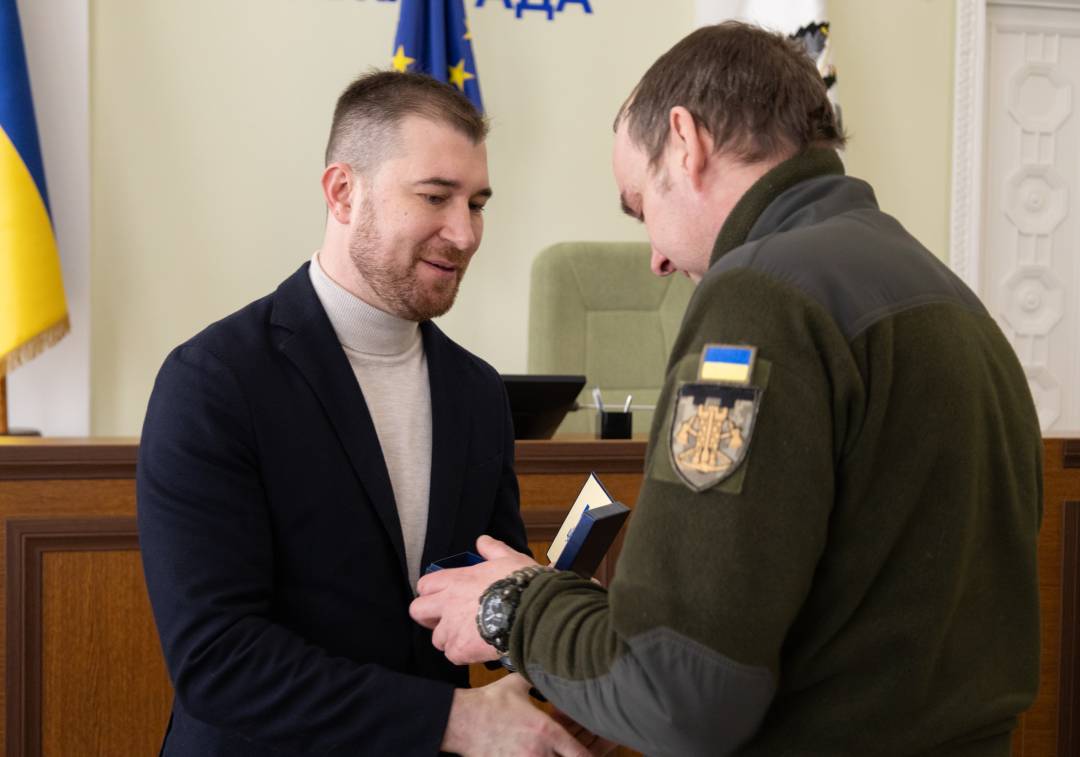 Сертифікат на 10 млн грн та вручення відзнак «За оборону Чернігова»: Олександр Ломако зустрівся з військовими Сил ТрО