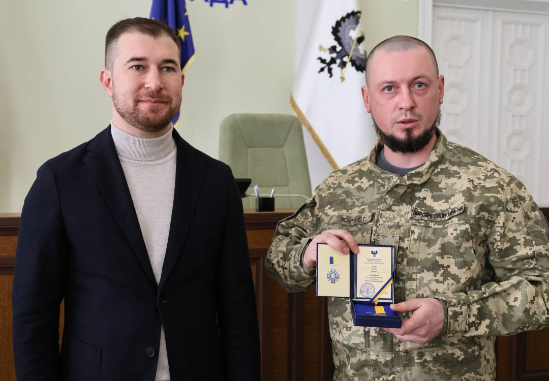 Сертифікат на 10 млн грн та вручення відзнак «За оборону Чернігова»: Олександр Ломако зустрівся з військовими Сил ТрО