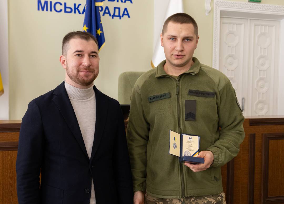 Сертифікат на 10 млн грн та вручення відзнак «За оборону Чернігова»: Олександр Ломако зустрівся з військовими Сил ТрО