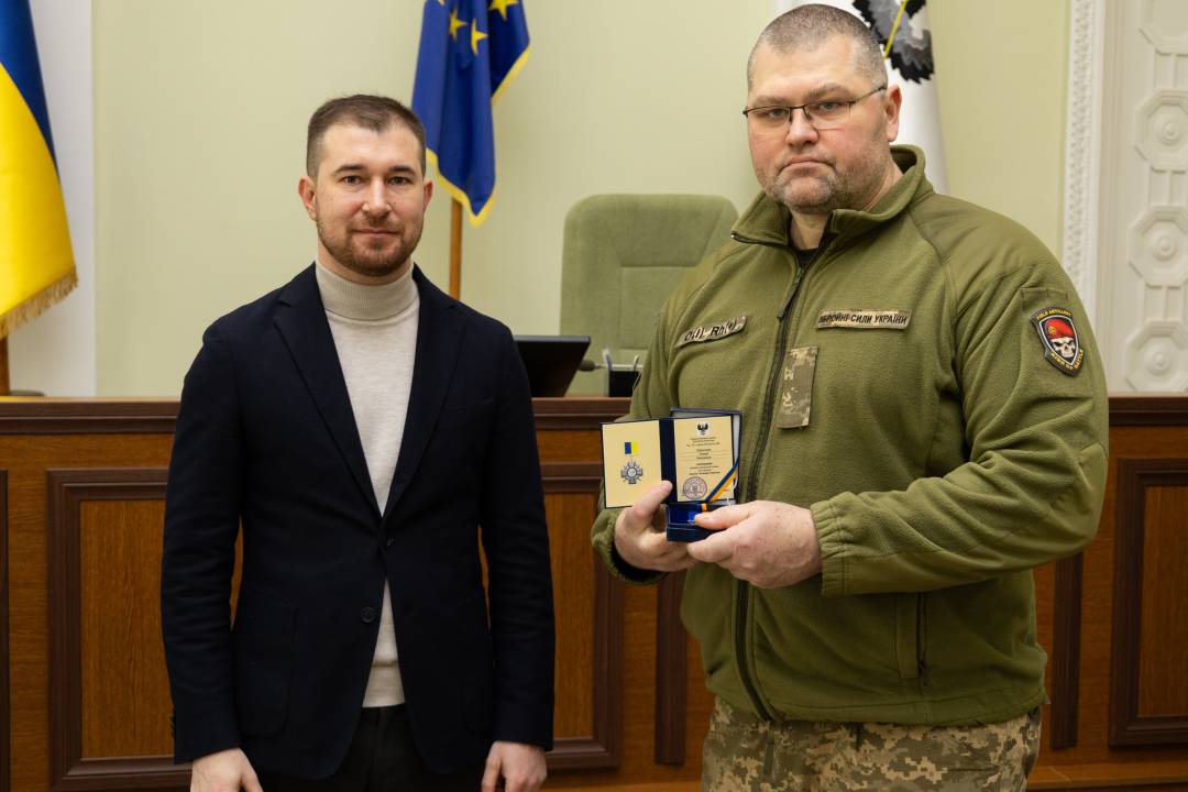 Сертифікат на 10 млн грн та вручення відзнак «За оборону Чернігова»: Олександр Ломако зустрівся з військовими Сил ТрО