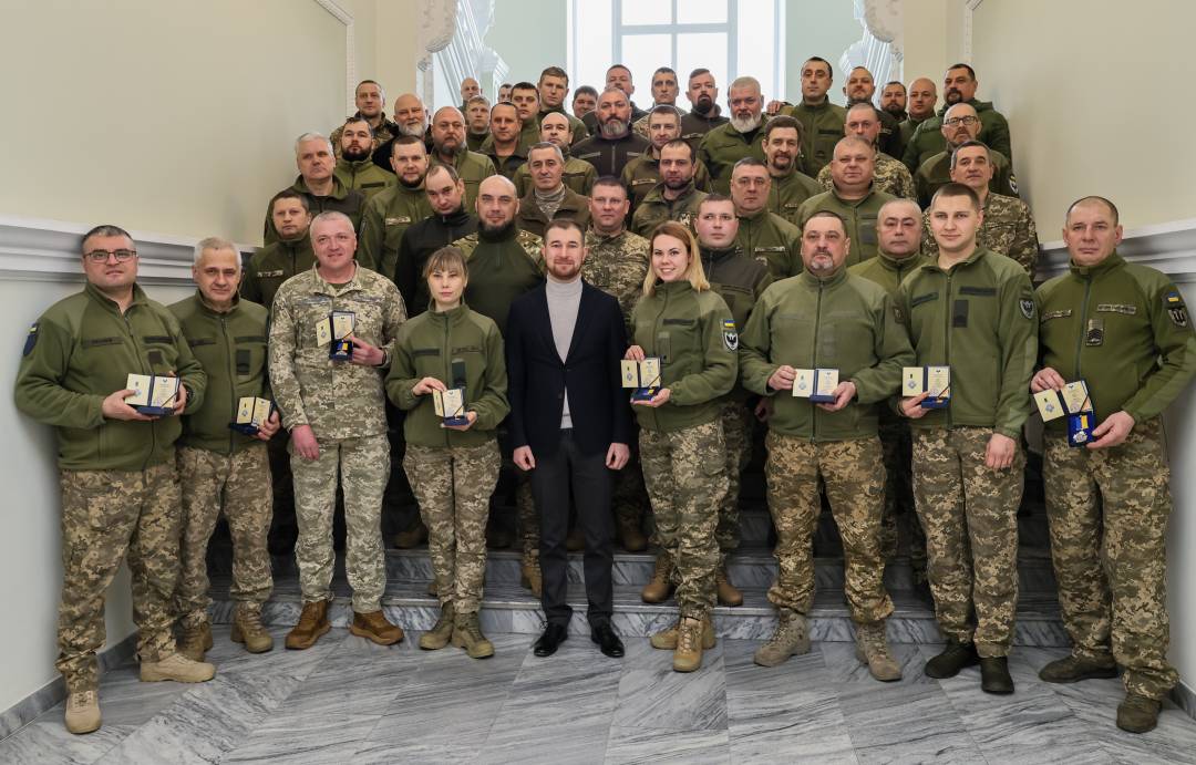 Сертифікат на 10 млн грн та вручення відзнак «За оборону Чернігова»: Олександр Ломако зустрівся з військовими Сил ТрО