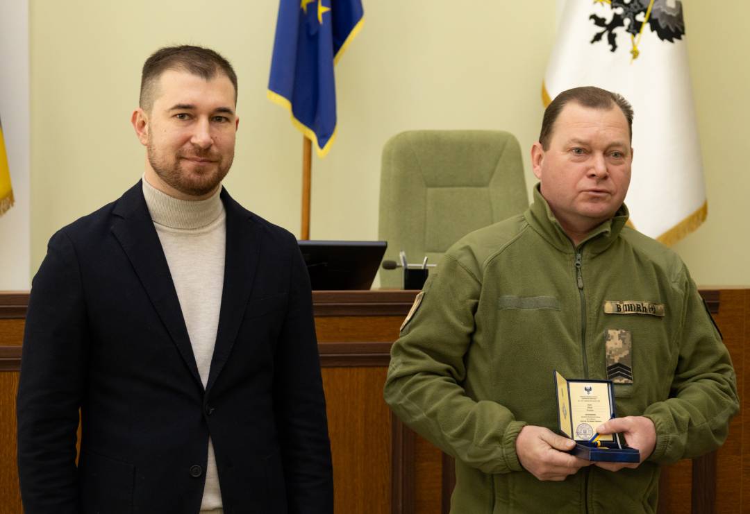 Сертифікат на 10 млн грн та вручення відзнак «За оборону Чернігова»: Олександр Ломако зустрівся з військовими Сил ТрО