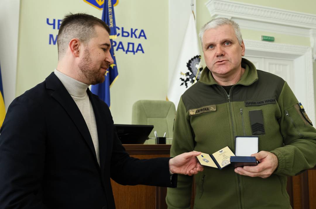 Сертифікат на 10 млн грн та вручення відзнак «За оборону Чернігова»: Олександр Ломако зустрівся з військовими Сил ТрО