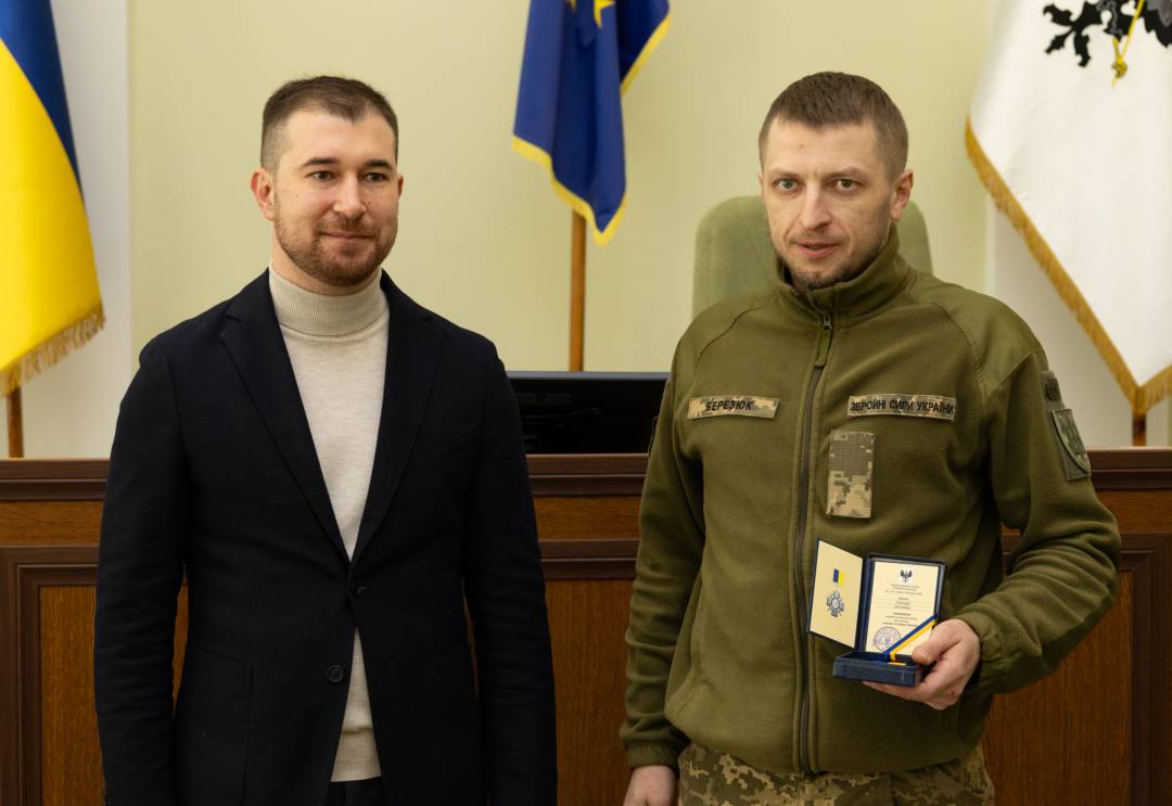 Сертифікат на 10 млн грн та вручення відзнак «За оборону Чернігова»: Олександр Ломако зустрівся з військовими Сил ТрО