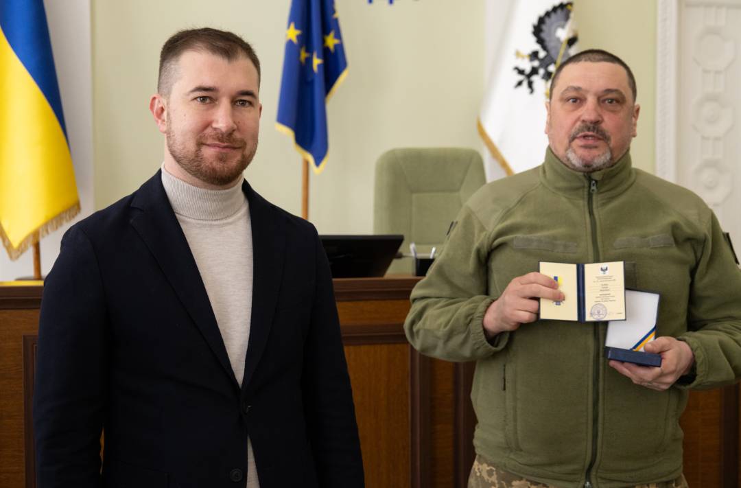 Сертифікат на 10 млн грн та вручення відзнак «За оборону Чернігова»: Олександр Ломако зустрівся з військовими Сил ТрО
