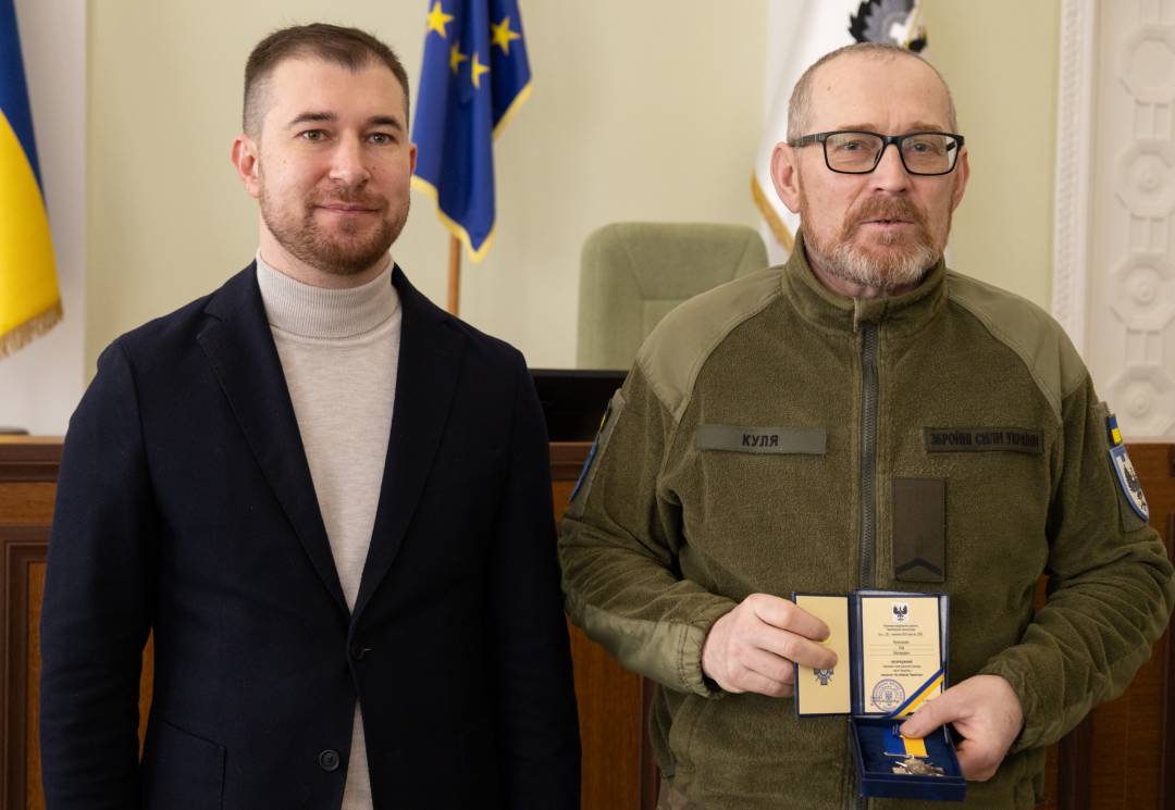 Сертифікат на 10 млн грн та вручення відзнак «За оборону Чернігова»: Олександр Ломако зустрівся з військовими Сил ТрО