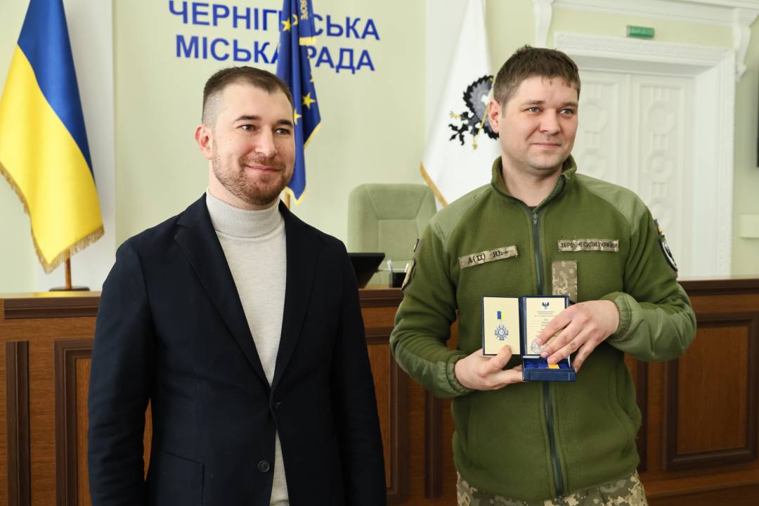 Сертифікат на 10 млн грн та вручення відзнак «За оборону Чернігова»: Олександр Ломако зустрівся з військовими Сил ТрО