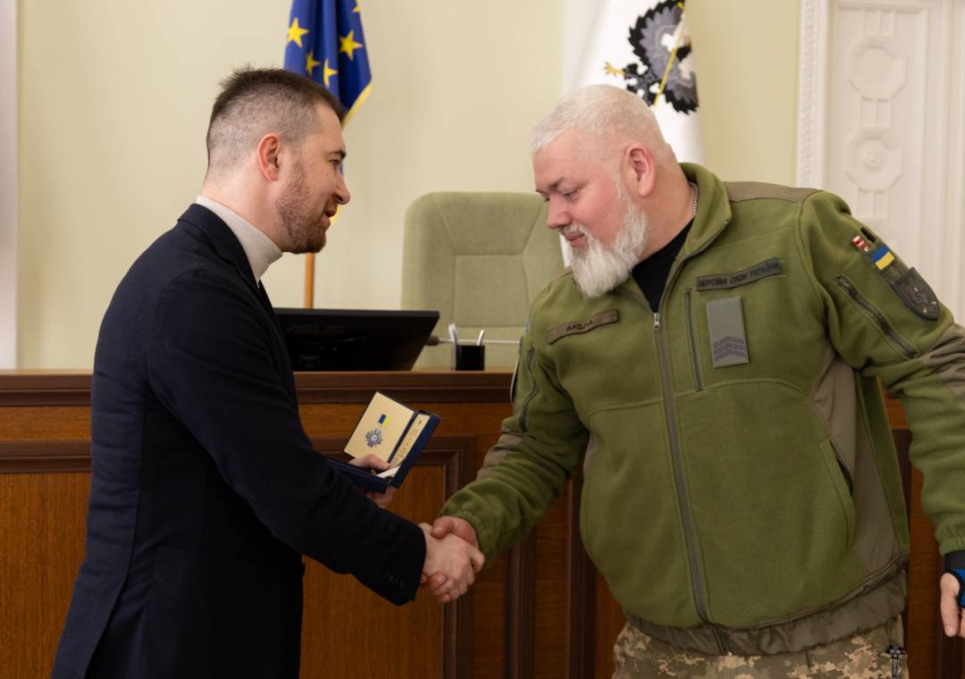 Сертифікат на 10 млн грн та вручення відзнак «За оборону Чернігова»: Олександр Ломако зустрівся з військовими Сил ТрО
