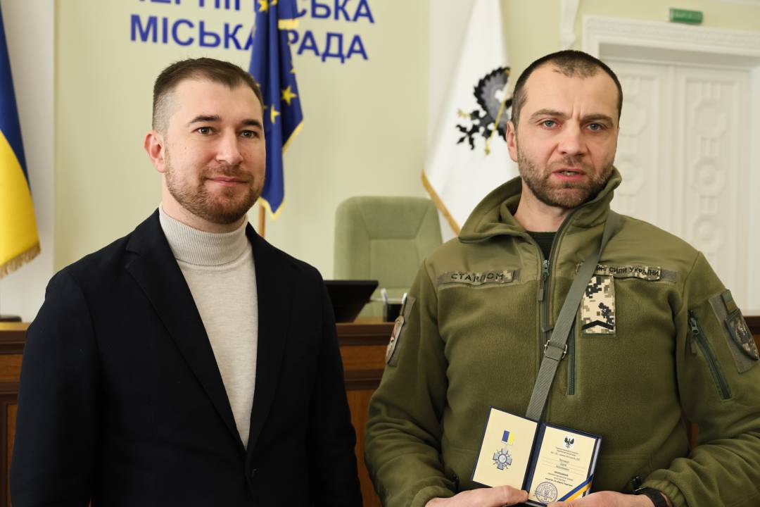 Сертифікат на 10 млн грн та вручення відзнак «За оборону Чернігова»: Олександр Ломако зустрівся з військовими Сил ТрО