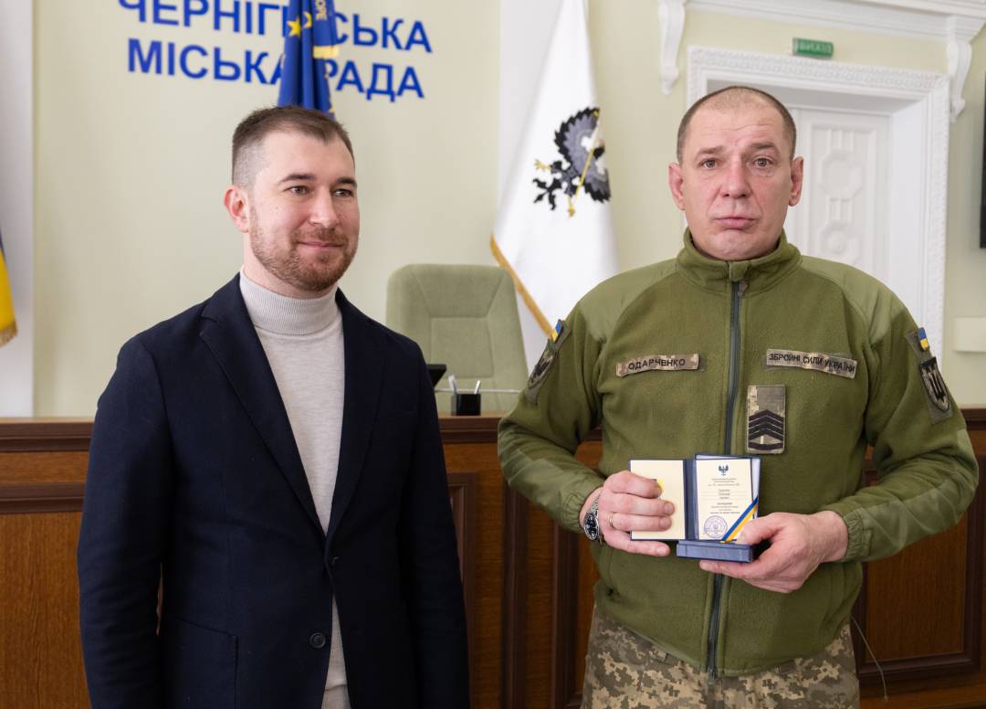 Сертифікат на 10 млн грн та вручення відзнак «За оборону Чернігова»: Олександр Ломако зустрівся з військовими Сил ТрО