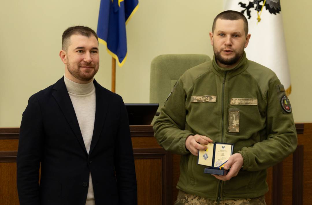 Сертифікат на 10 млн грн та вручення відзнак «За оборону Чернігова»: Олександр Ломако зустрівся з військовими Сил ТрО